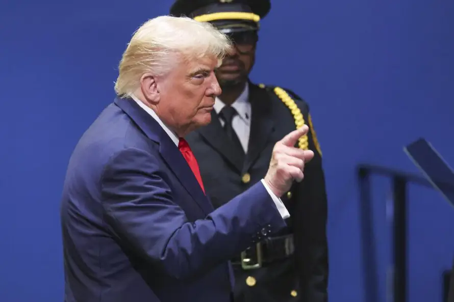 Trump anuncia aranceles del 100 % para China por su postura comercial "hostil"