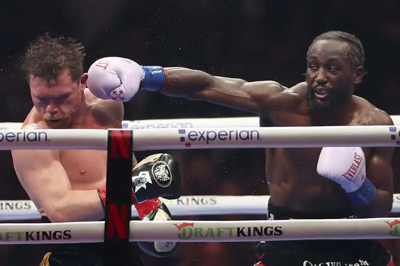 Crawford derrota al 'Canelo' Álvarez por voto unánime y le arrebata sus títulos mundiales