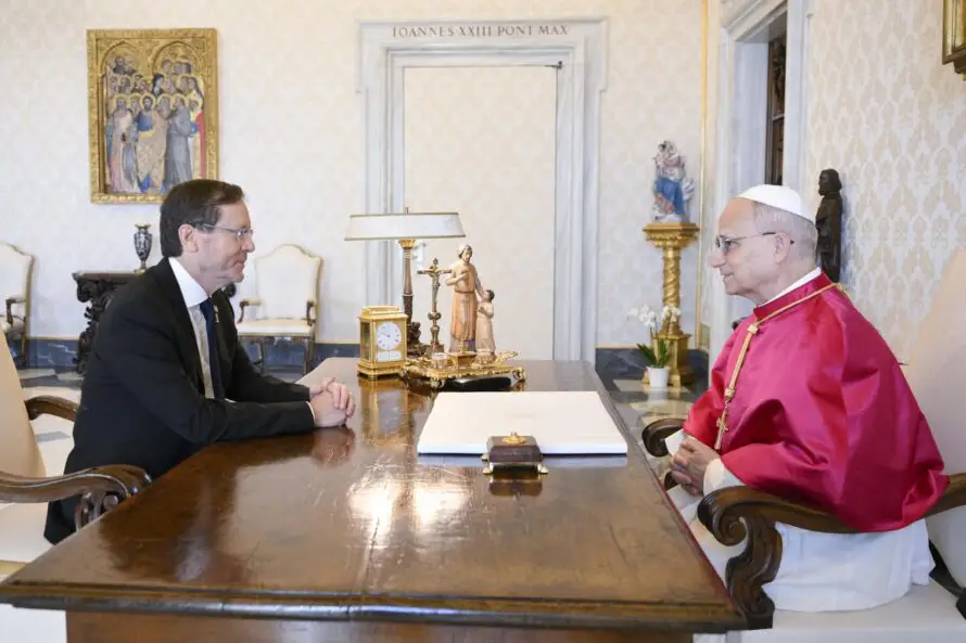 El papa y el presidente de Israel abordan en el Vaticano la "trágica situación en Gaza"