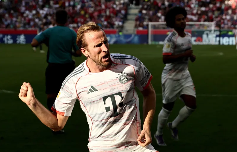 Harry Kane firma triplete y Bayern lidera invicto la Bundesliga
