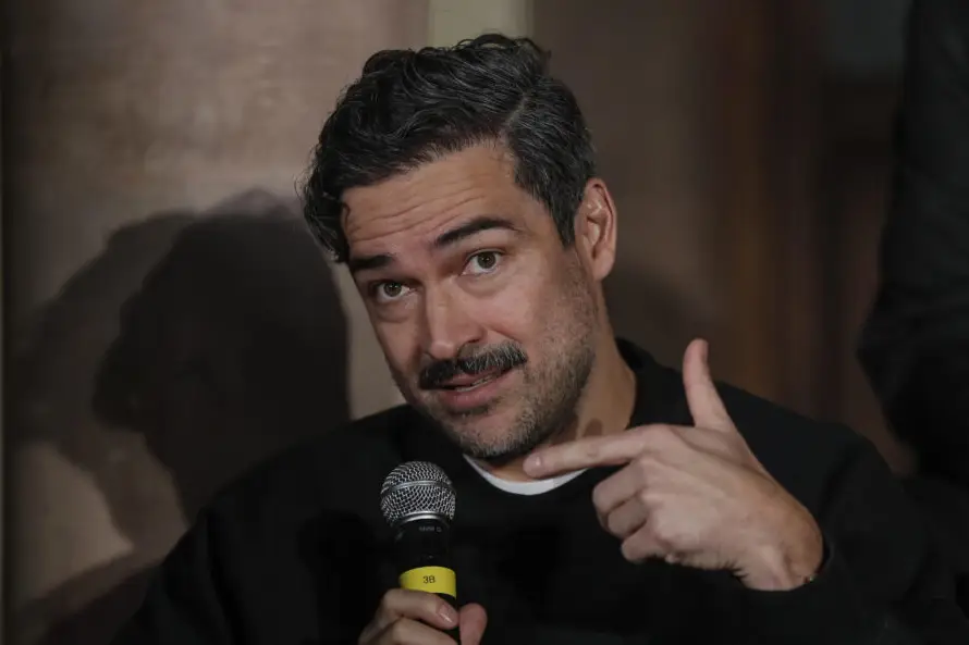 Alfonso Herrera combate la autocensura en la nueva serie de Netflix "Las muertas"