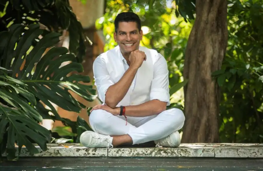 Ismael Cala revela la terrible discriminación que sufrió siendo un niño gay