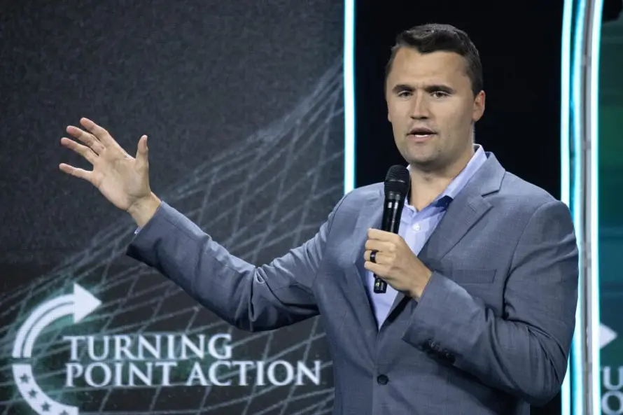 Comentarista Charlie Kirk, aliado de Trump, recibe un disparo en una universidad de EE.UU.