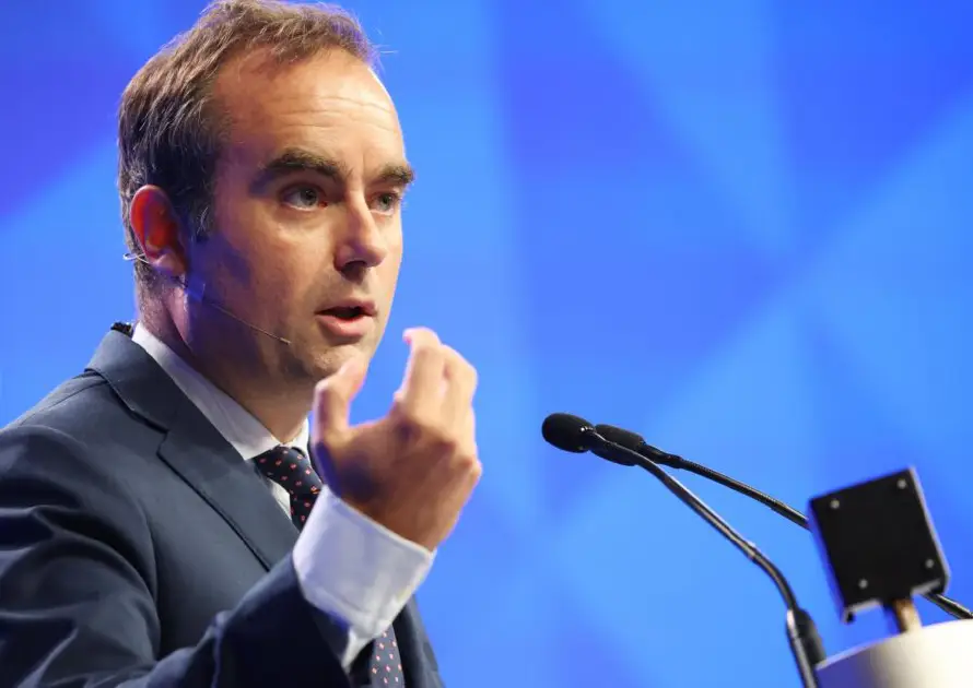 Macron nombra a miembro de su partido Sébastien Lecornu como nuevo primer ministro francés