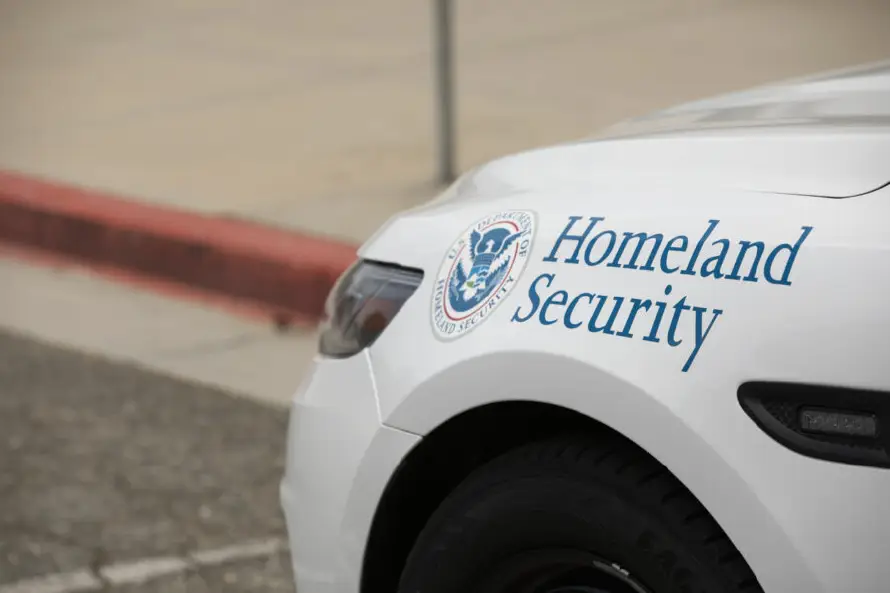 El DHS ignorará ley californiana que prohíbe a agentes migratorios usar máscaras