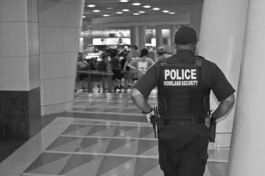 Despiden a agente de ICE tras agredir a inmigrante en edificio federal de Nueva York