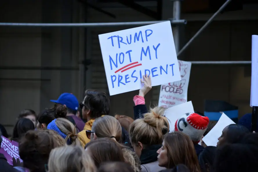 La aprobación de Trump entre los votantes latinos cae al 37 % en una nueva encuesta