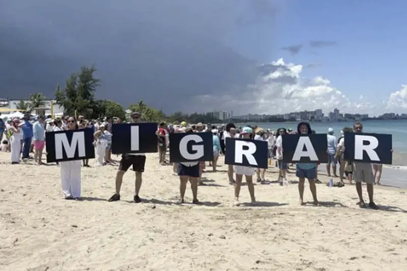 Puertorriqueños claman que 'migrar es un derecho' frente a políticas del Gobierno Trump