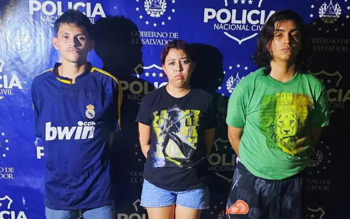 Detienen a tres jóvenes señalados de trasladar marihuana, cocaína y dinero en efectivo en San Miguel