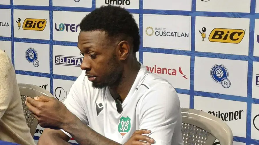 Shaquille Pinas, jugador de Surinam, denuncia cánticos racistas en partido ante El Salvador