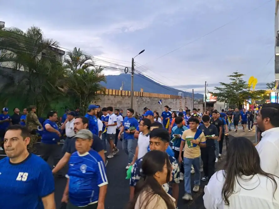 Lluvia y marcador en contra no apagaron el rugido de la afición en el Cuscatlán