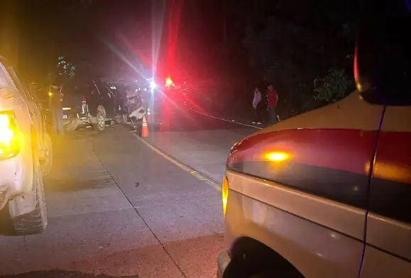 Tres personas, entre ellas dos motociclistas, resultan lesionadas en accidente en Santa Ana