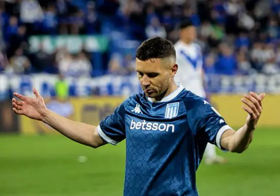 Racing logra victoria clave ante Vélez por Libertadores