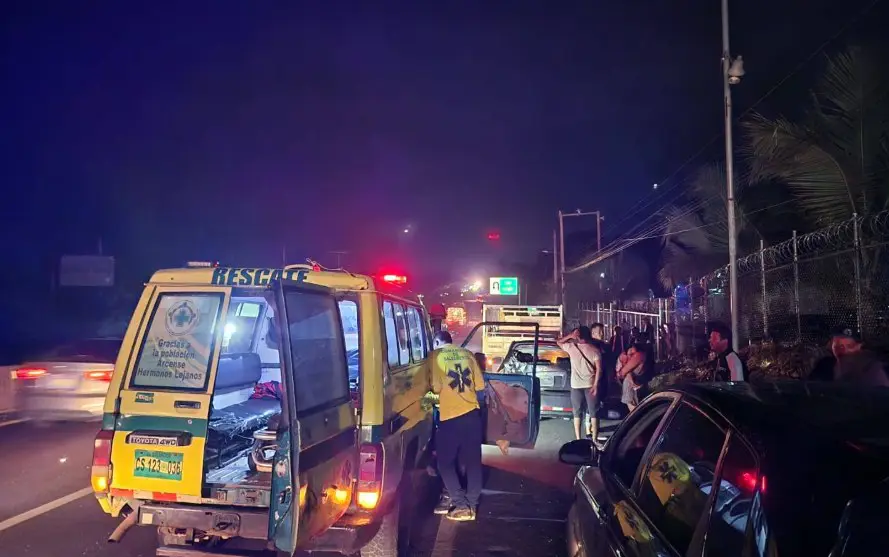 Accidente entre cinco vehículos provoca cuatro heridos en Quezaltepeque