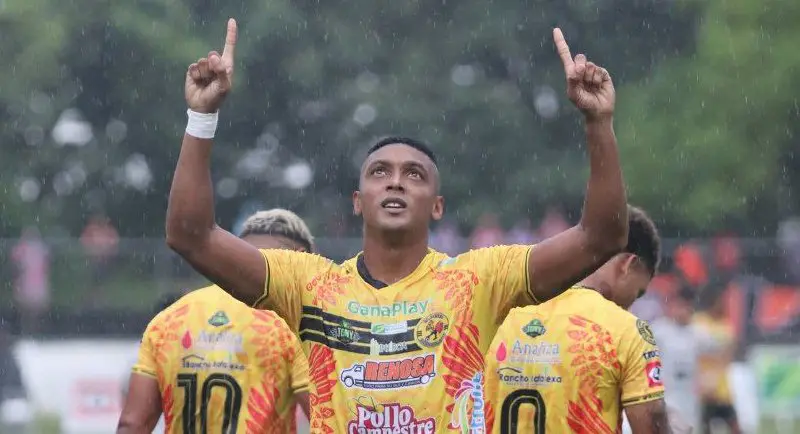 Platense derrota 2-1 a Águila y profundiza su crisis en el Apertura 2025