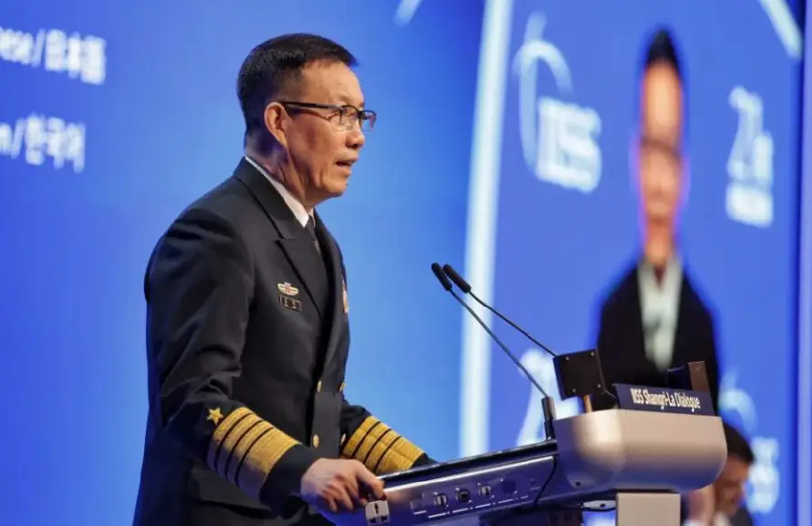 El ministro chino de Defensa pide "eliminar interferencias" para mejorar lazos con EE.UU.