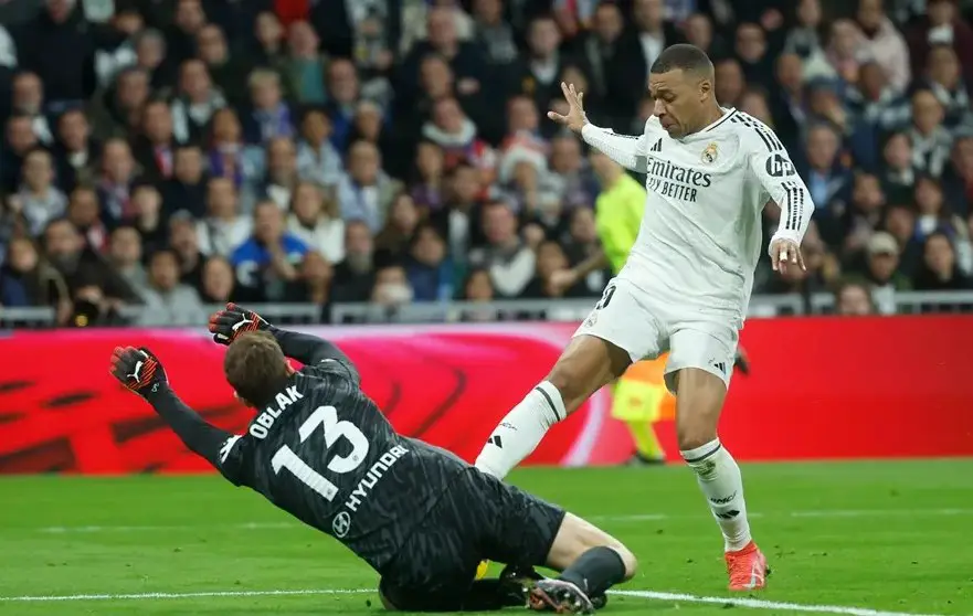 Atlético busca frenar al líder Real Madrid en un duelo decisivo de LaLiga