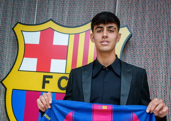 Marc Bernal firma su renovación con el FC Barcelona hasta 2029