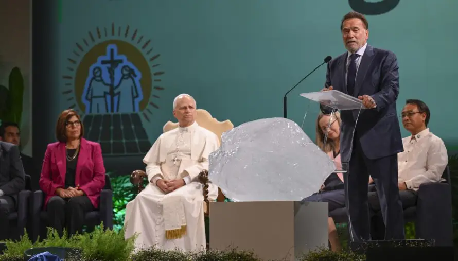 Schwarzenegger hace sonreír al papa León XIV al calificarle de "héroe" ambientalista