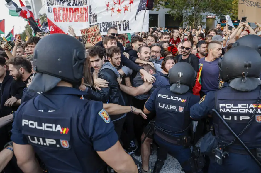 Un dispositivo de 500 agentes cubre las concentraciones contra Israel en el Roig Arena, España
