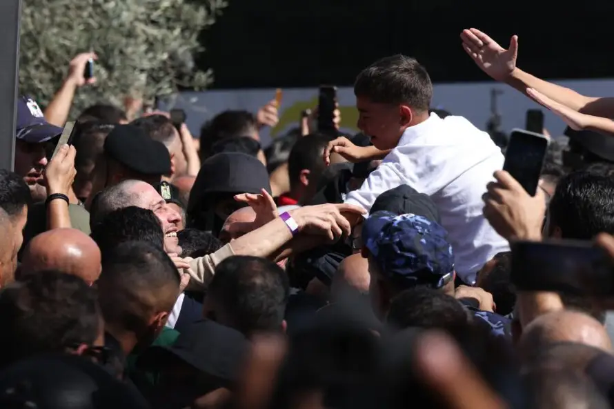 Hamás entrega a los últimos rehenes vivos en Gaza e Israel libera a casi 2,000 prisioneros palestinos