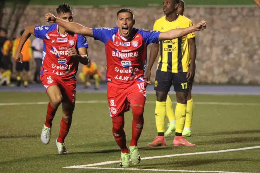 Xelajú clasifica por primera vez a final de Copa Centroamericana