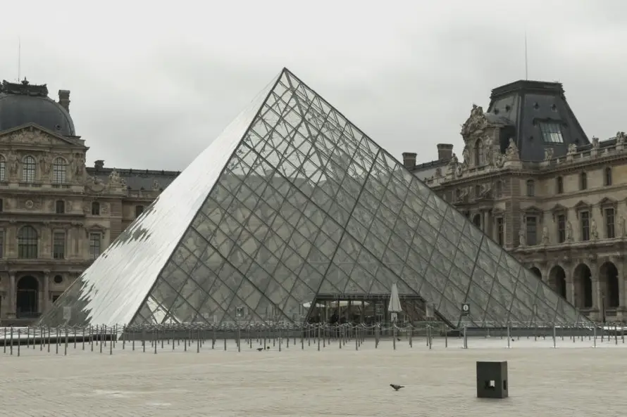 "Un robo digno de James Bond", se sorprenden turistas frustrados por el cierre del Louvre