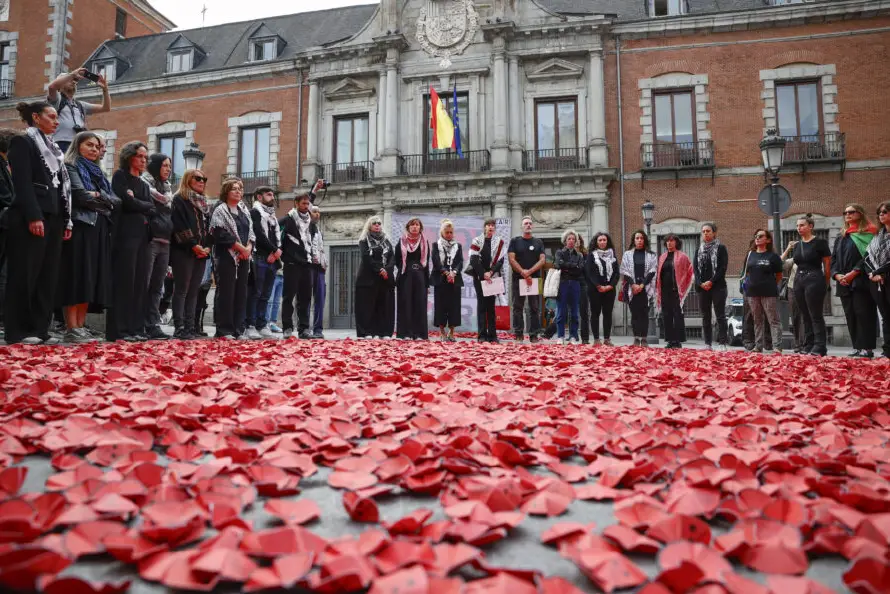 Miles de amapolas de papel cubren Madrid en memoria de las víctimas en Gaza
