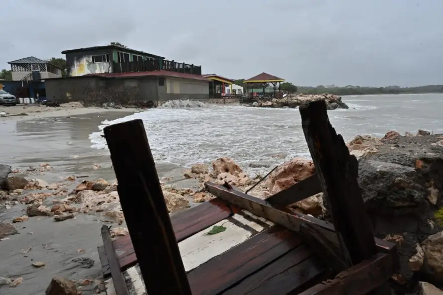El huracán Melissa, de categoría 5, azota Jamaica con vientos y lluvias devastadores