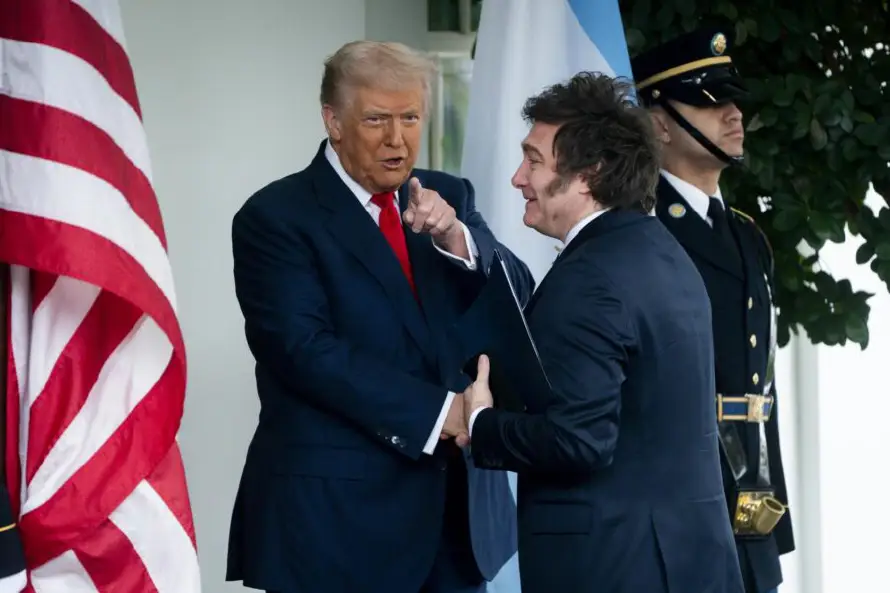 Argentina y EEUU firman acuerdo de estabilización cambiaria por $20,000 millones 