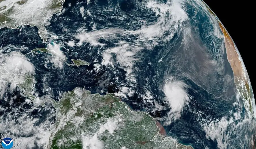 Se forma la tormenta tropical Lorenzo en el Atlántico central