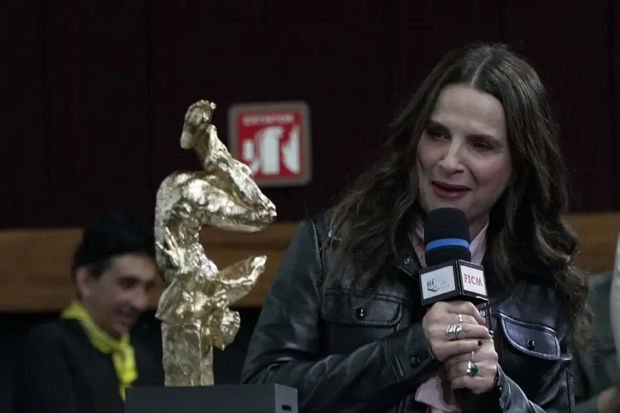 "Los políticos han estado manipulando a través de las redes sociales", Juliette Binoche