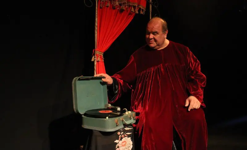Omar Renderos conmemora 30 años de carrera teatral con “Más allá de la nostalgia”