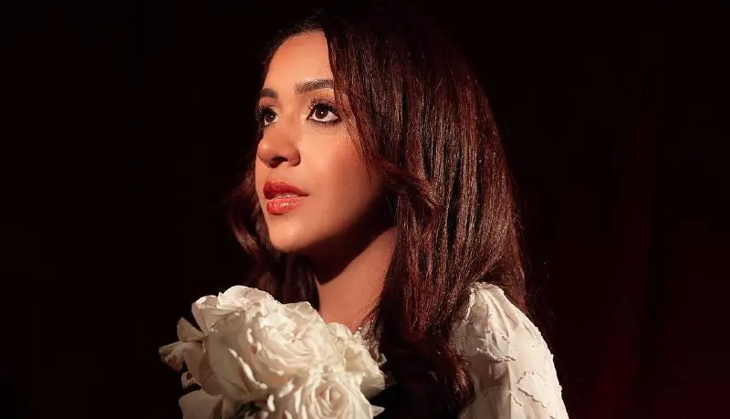 Cantante salvadoreña Adri Menéndez presenta su balada “Al decirnos adiós”