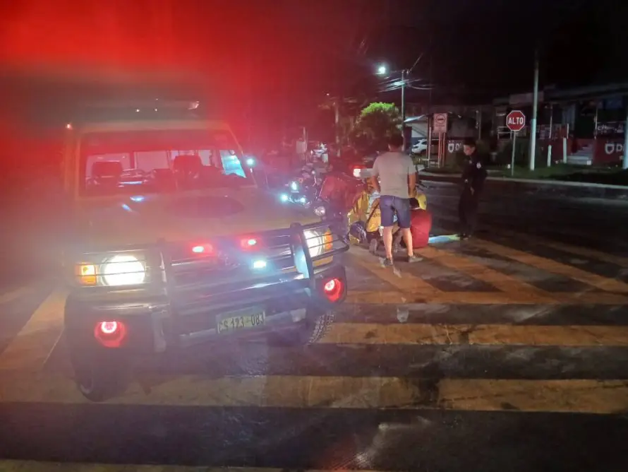 Accidentes de tránsito dejan a un motociclista lesionado y al menos tres vehículos sobre separadores