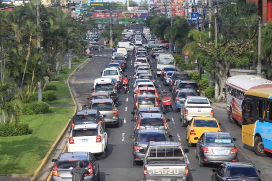 Más de dos millones de vehículos ya circulan en las calles de El Salvador