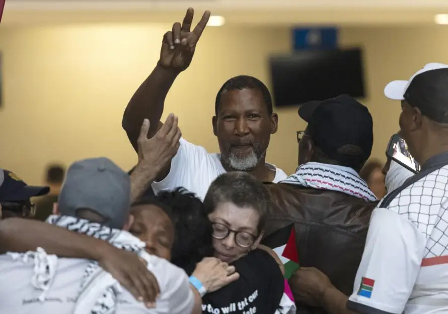 Nieto de Nelson Mandela y otros miembros de la flotilla liberados por Israel vuelven a Sudáfrica