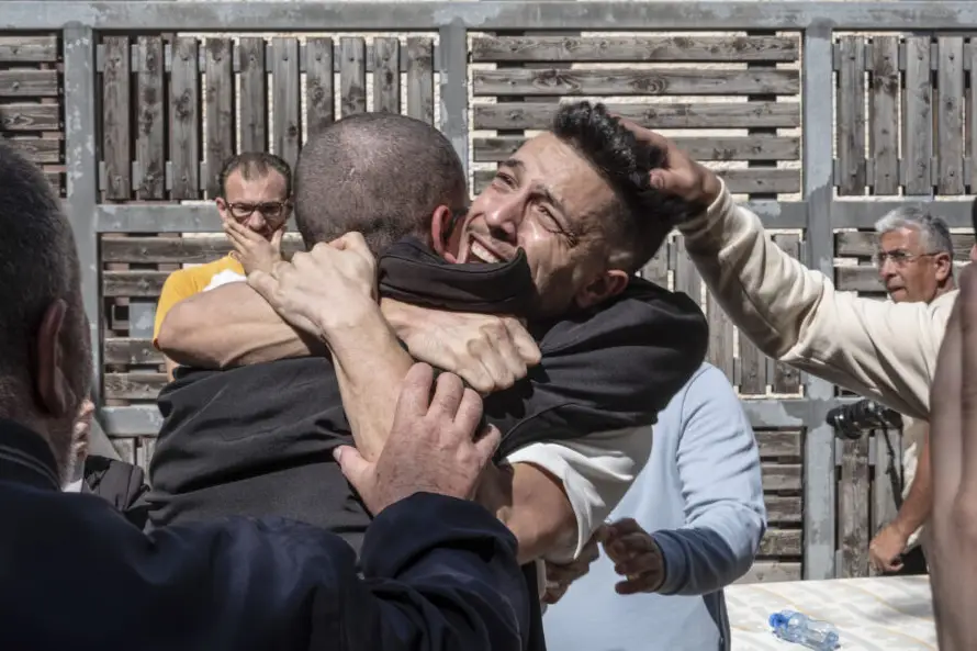 Exrehenes palestinos celebran su regreso a la libertad tras el alto el fuego en Gaza
