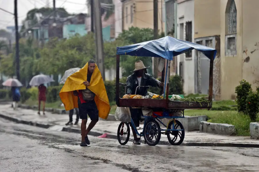 El huracán Melissa se debilita sobre Cuba, pero sigue siendo un peligroso categoría 3