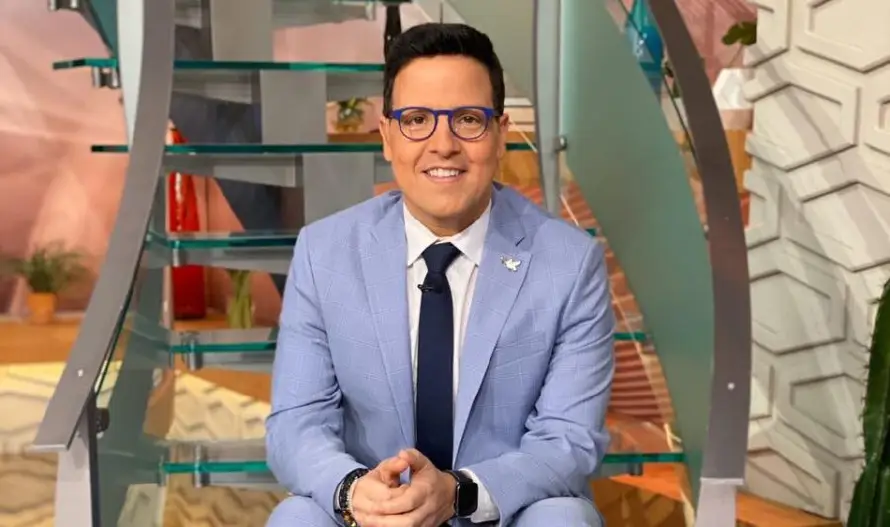 El animador Raúl González sale del closet: "Sentí culpa y vergüenza, pero la mentira cansa"