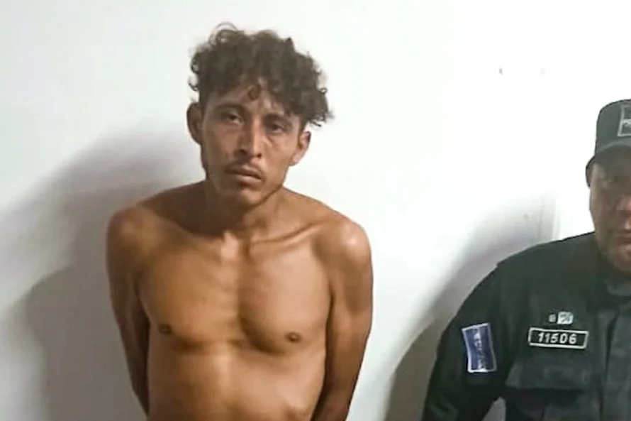 Arrestan a hombre ebrio que golpeó a su pareja de vida y amenazaba a sus padres con machete