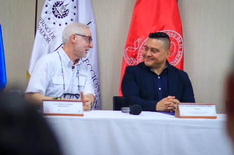 Facultad de Ingeniería y Arquitectura de la UES firma convenio de pasantías y horas sociales con la Dirección de Integración