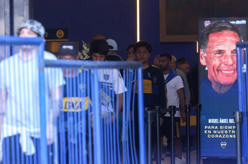 Aficionados de Boca, River y otros clubes se unen en la Bombonera para despedir a Russo