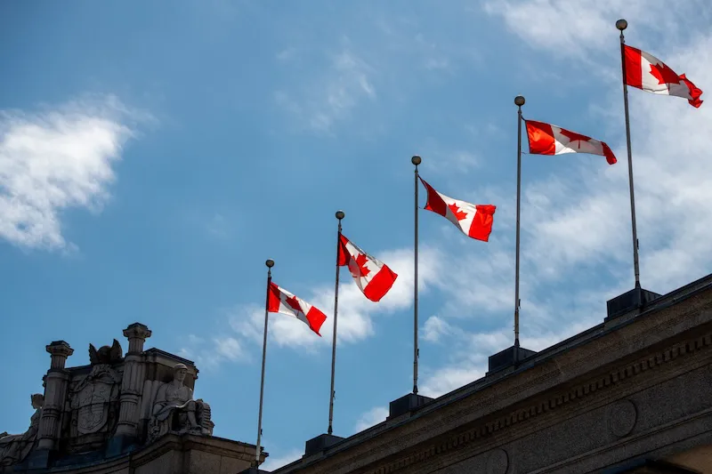 El tiempo de espera de una residencia permanente en Canadá puede llegar a los 50 años