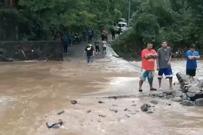 Comunidad de Panchimalco queda incomunicada por crecida del río Amayo
