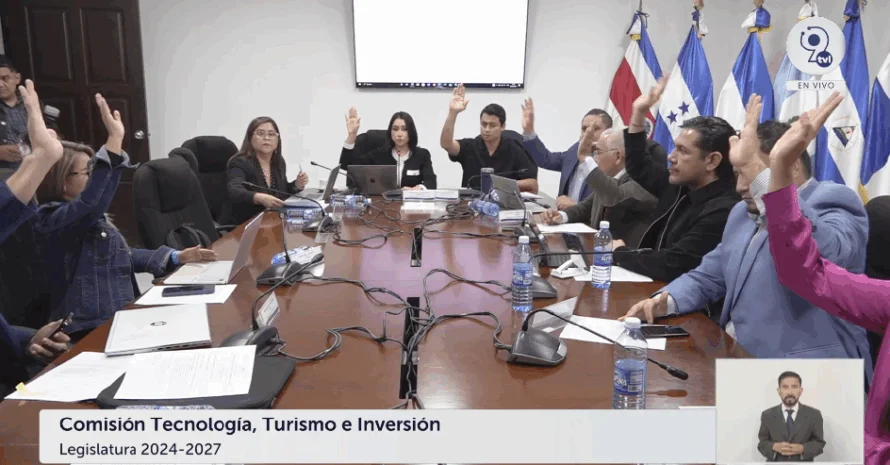 Avalan ley de energía renovable para incentivar que usuarios instalen paneles solares y se conecten a la red