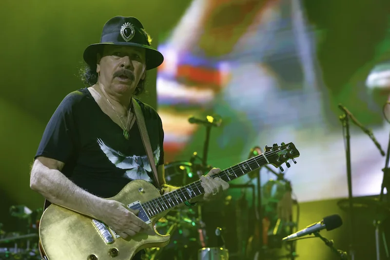 Carlos Santana aplaude que Bad Bunny cante en el Superbowl