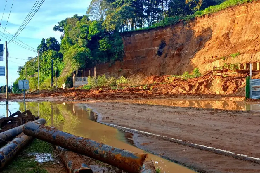 Transportistas de carga salvadoreños descartan afectaciones por derrumbes en Guatemala