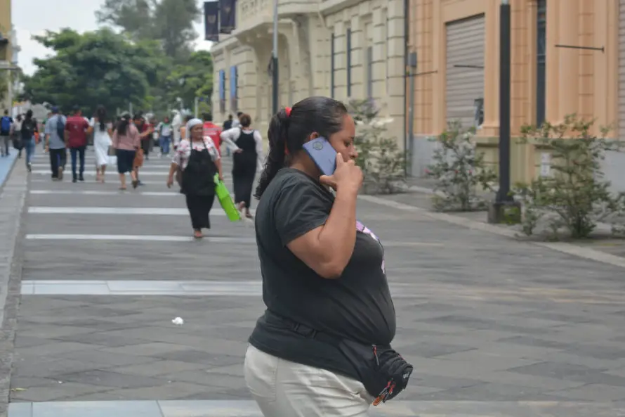 El Salvador tiene uno de los porcentajes más bajos de personas que usan internet en América Latina