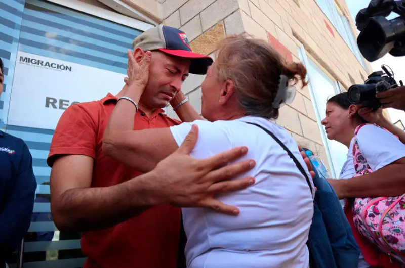 Entre lágrimas y abrazos, familias reciben a colombianos liberados de cárceles venezolanas